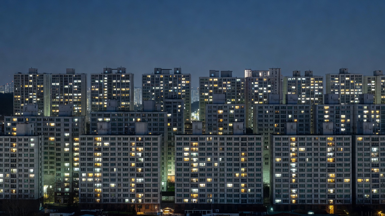 Won-dollar rebound over a Korean apartment complex at night
